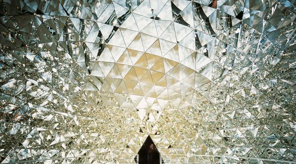 Kristalldom in den Swarovski Kristallwelten, Blick vom Raum Richtung Ausgang